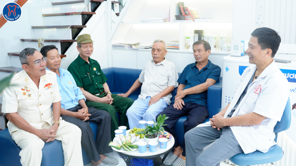 Bác sĩ Ngô Tùng Phương cùng các cựu chiến binh ôn lại những ký ức chiến trường trong buổi giao lưu sau chương trình (Ảnh: Nha khoa Phương Nam)