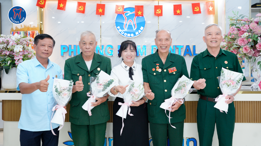  Đoàn cựu chiến binh Thanh Hóa và Hà Nội chụp ảnh lưu niệm cùng đội ngũ bác sĩ, nhân viên Nha khoa Phương Nam tại cơ sở số 36 Hồ Tùng Mậu (Ảnh: Nha khoa Phương Nam)