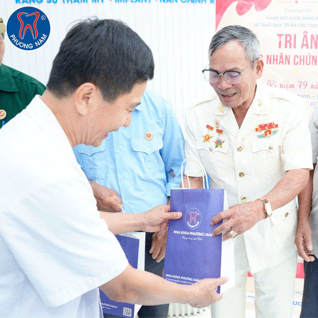 Bác sĩ Ngô Tùng Phương – Giám đốc chuyên môn Hệ thống Nha khoa Phương Nam trao hoa và quà tri ân tới các cựu chiến binh Thanh Hóa và Hà Nội (Ảnh: Nha khoa Phương Nam)