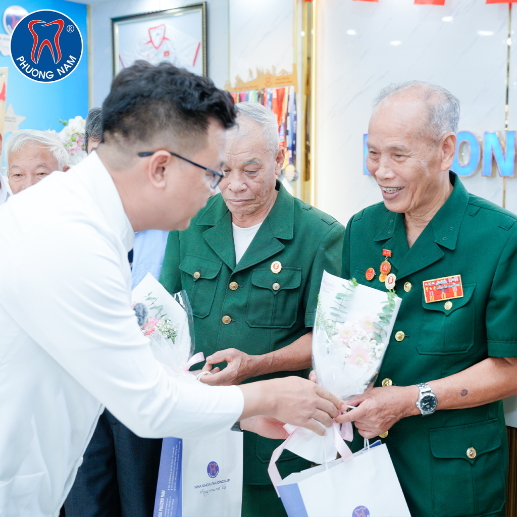 Bác sĩ Ngô Tùng Phương – Giám đốc chuyên môn Hệ thống Nha khoa Phương Nam trao hoa và quà tri ân tới các cựu chiến binh Thanh Hóa và Hà Nội (Ảnh: Nha khoa Phương Nam)