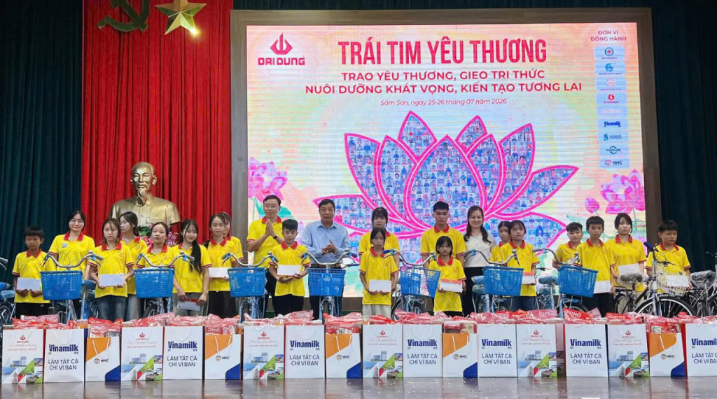 Đại diện Tập đoàn Đại Dũng và các đại biểu trao quà và xe đạp cho trẻ em.( Ảnh: Lê Hà)