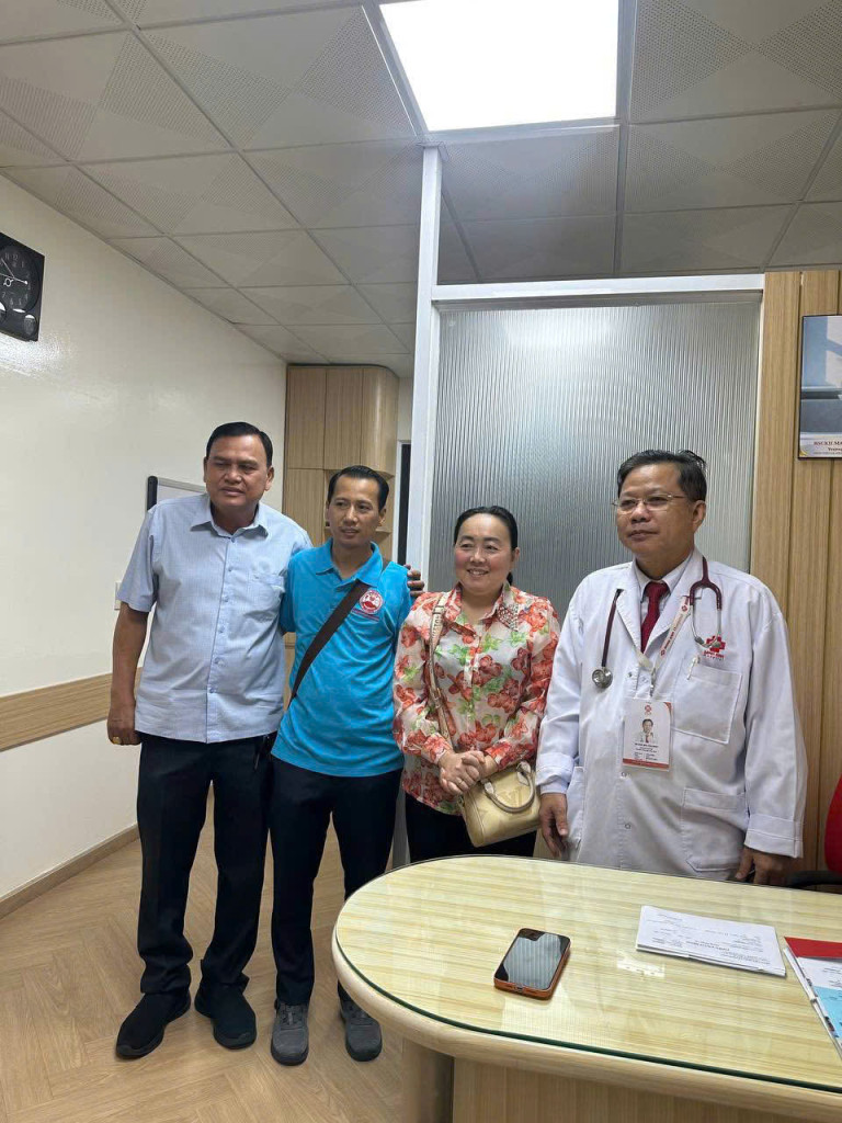 Gia đình bệnh nhân và BSCKII Mai Văn Minh, Trưởng khoa Nội, Bệnh viện Quốc tế Minh Anh (Ảnh: BVCC)