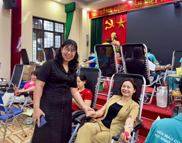 Đồng chí Đỗ Thị Thúy Hà - Phó Bí thư Thường trực Đảng ủy phường đến dự, động viên và trực tiếp hưởng ứng ngày hội (Ảnh: UBND phường Tây Mỗ)