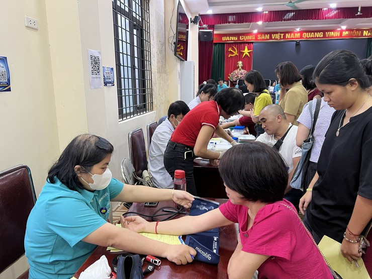 Khu vực tổ chức tại trụ sở UBND phường nhộn nhịp người dân đến đăng ký hiến máu (Ảnh: UBND phường Tây Mỗ)