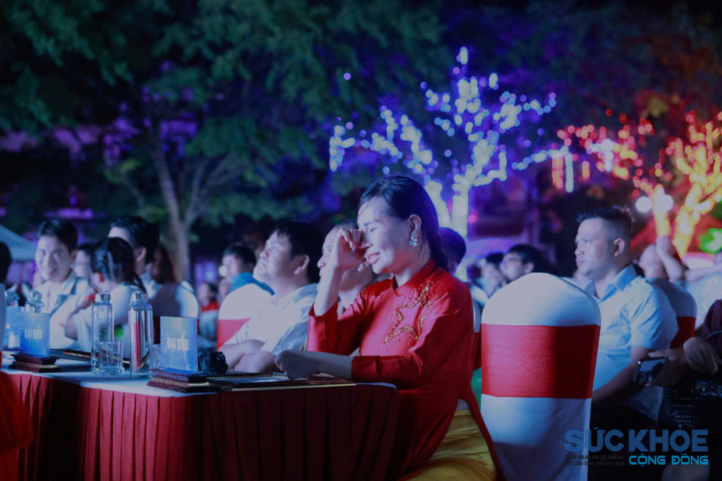 Những đại biểu, khách mời và khán giả không khỏi xúc động trước những thước phim lịch sử