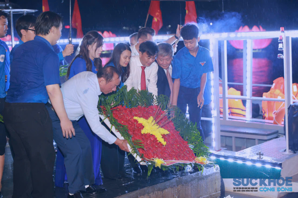 Hàng trăm ngọn hoa đăng lặng lẽ trôi theo dòng nước mang theo lời cầu nguyện, lòng biết ơn và sự tưởng nhớ dành cho những Anh hùng liệt sĩ đã hóa thân vào dòng sông huyền thoại