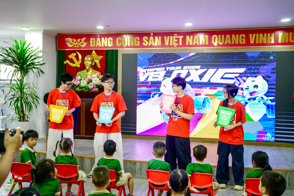 Các bạn nhỏ tham gia trò chơi phân loại rác (Ảnh: BTC)
