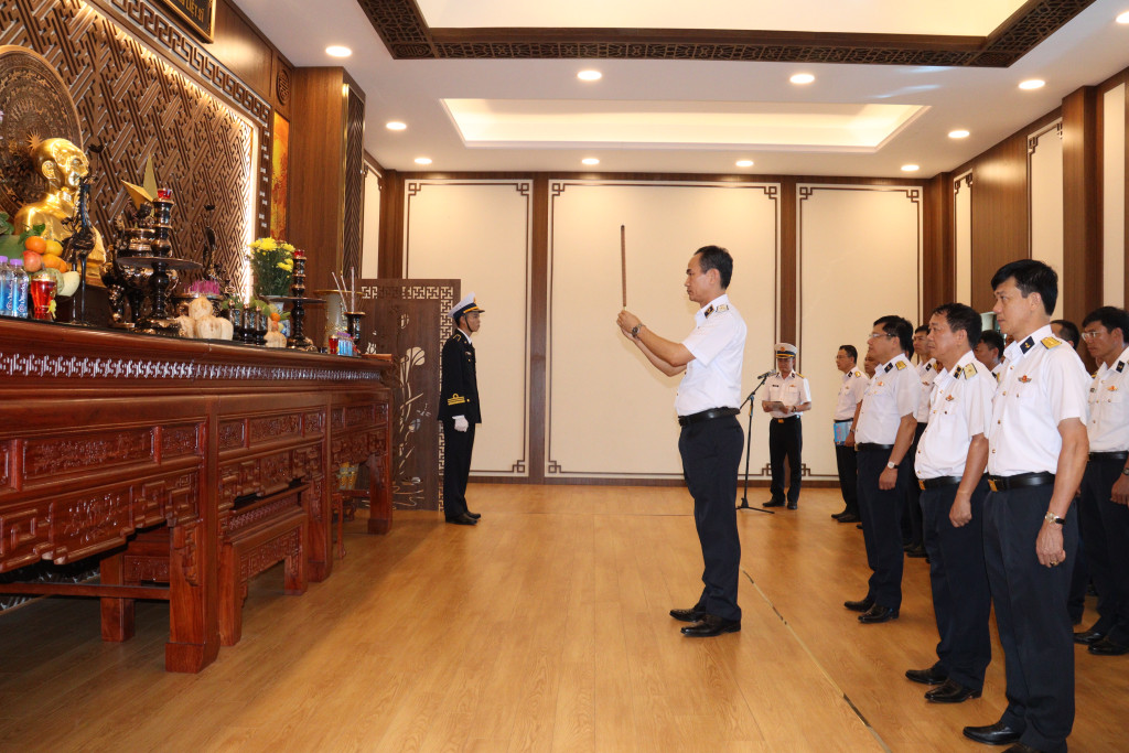 Chuẩn Đô đốc Nguyễn Hữu Thoan Dâng chủ trì Lễ Dâng hương tại Phòng thờ Chủ tịch Hồ Chí Minh và Đại tướng Võ Nguyên Giáp và các Anh hùng liệt sĩ (Ảnh: Học viện Hải Quân)