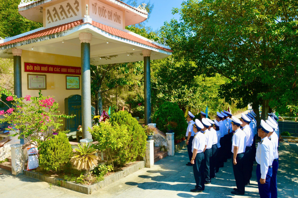 Đại diện lãnh đạo Học viện Hải quân dâng hương tưởng niệm các Anh hùng liệt sĩ Tàu Không số C235 tại phường Đông Ninh Hòa, tỉnh Khánh Hòa (Ảnh: Học viện Hải Quân)