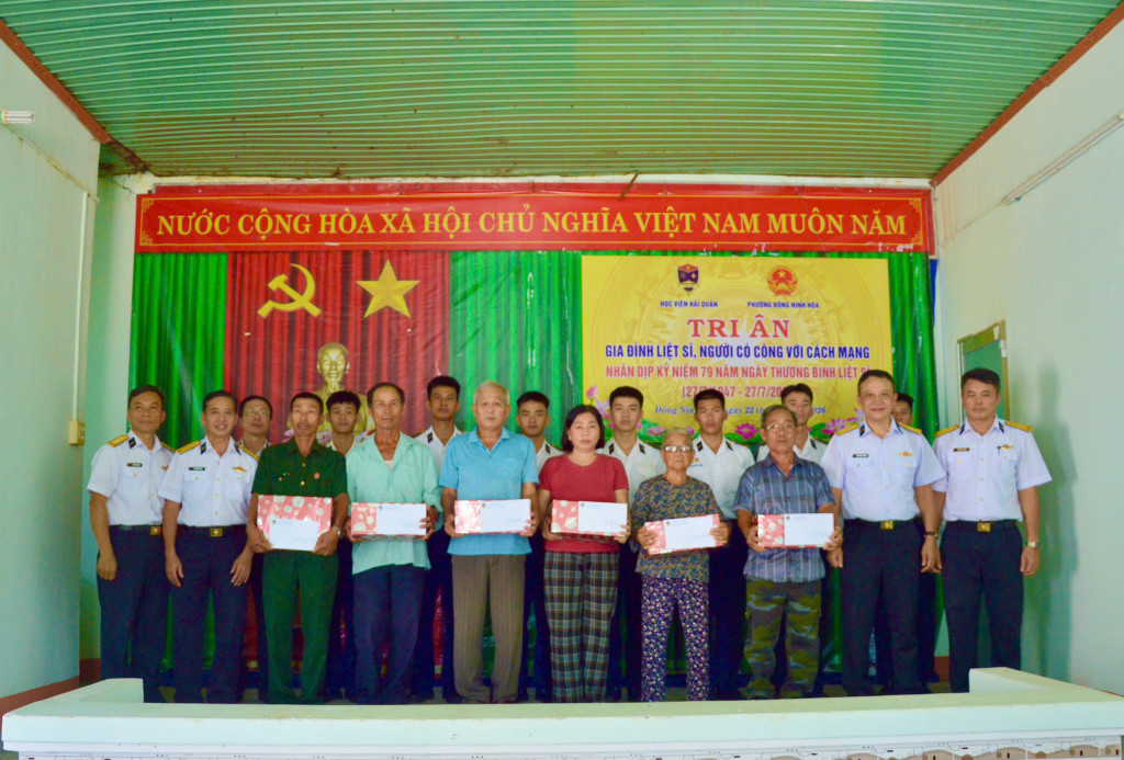 Đoàn công tác Học viện Hải quân tặng quà đối tượng chính sách tại phường Đông Ninh Hòa, tỉnh Khánh Hòa (Ảnh: Học viện Hải Quân)