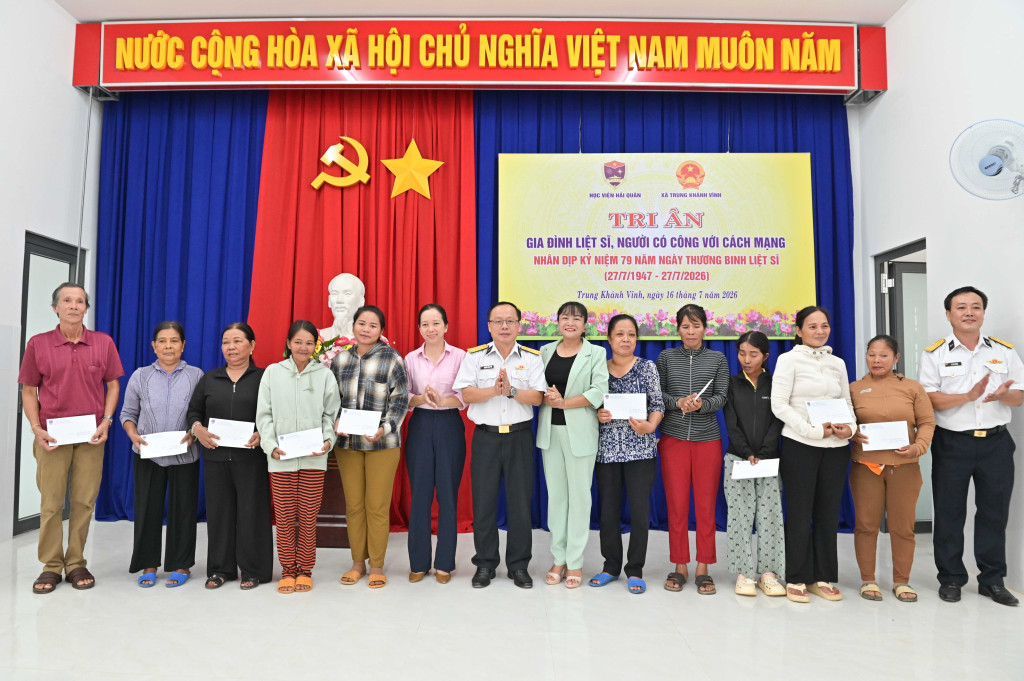 Đoàn công tác Học viện trao, tặng quà đối tượng chính sách tại xã Trung Khánh Vĩnh, tỉnh Khánh Hòa (Ảnh: Học viện Hải Quân)