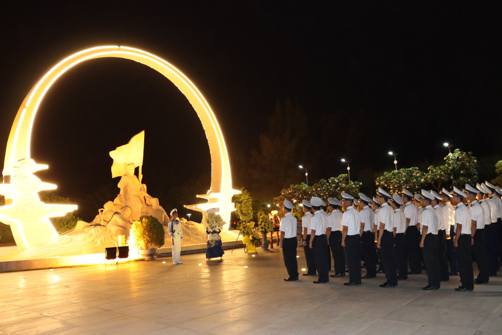 Các đại biểu tham gia dâng hương tại Khu tưởng niệm chiến sĩ Gạc Ma (Ảnh: Học viện Hải Quân)