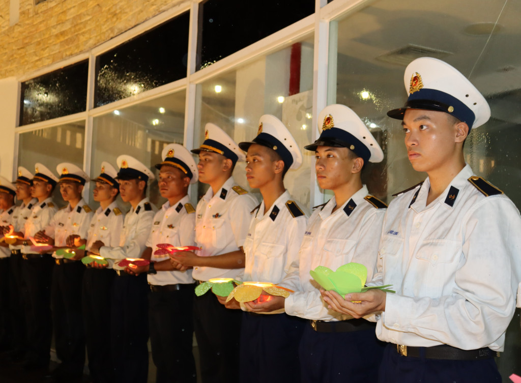 Những ngọn hoa và nến tri ân được thả xuống tưởng nhớ anh hùng, liệt sĩ hy sinh trong sự kiện Gạc Ma