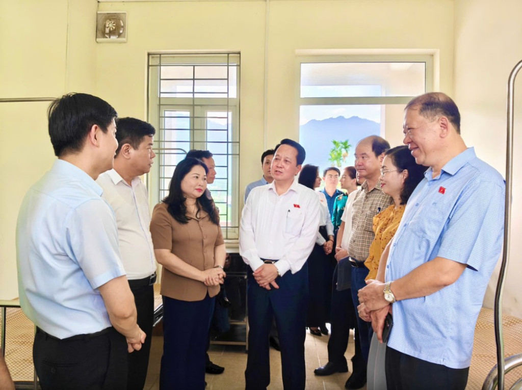 Đoàn Giám sát tại Tại Trạm Y tế xã Việt Hồng. (Ảnh: Như Thảo)