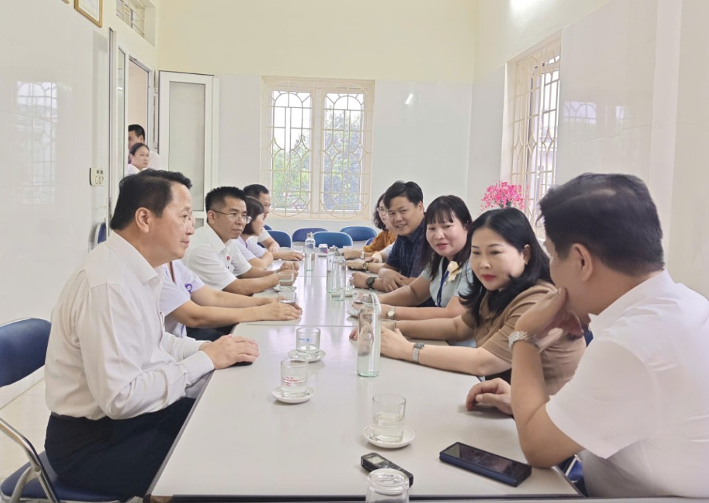 Đoàn Giám sát làm việc tại Trạm Y tế phường Nam Cường. (Ảnh: Như Thảo)