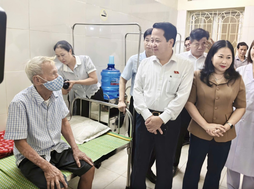 Ông Hoàng Anh Công hỏi thăm sức khỏe bệnh nhân (Ảnh: Như Thảo)
