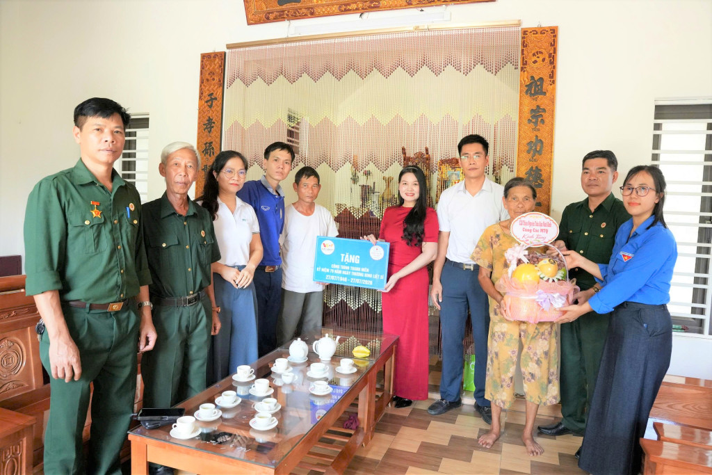 Khánh thành và trao tặng công trình thanh niên sửa chữa nhà ở cho gia đình ông Nguyễn Văn Tân, thương binh tại thôn Yên Hưng, xã Yên Mô, tỉnh Ninh Bình (Ảnh: BTC)