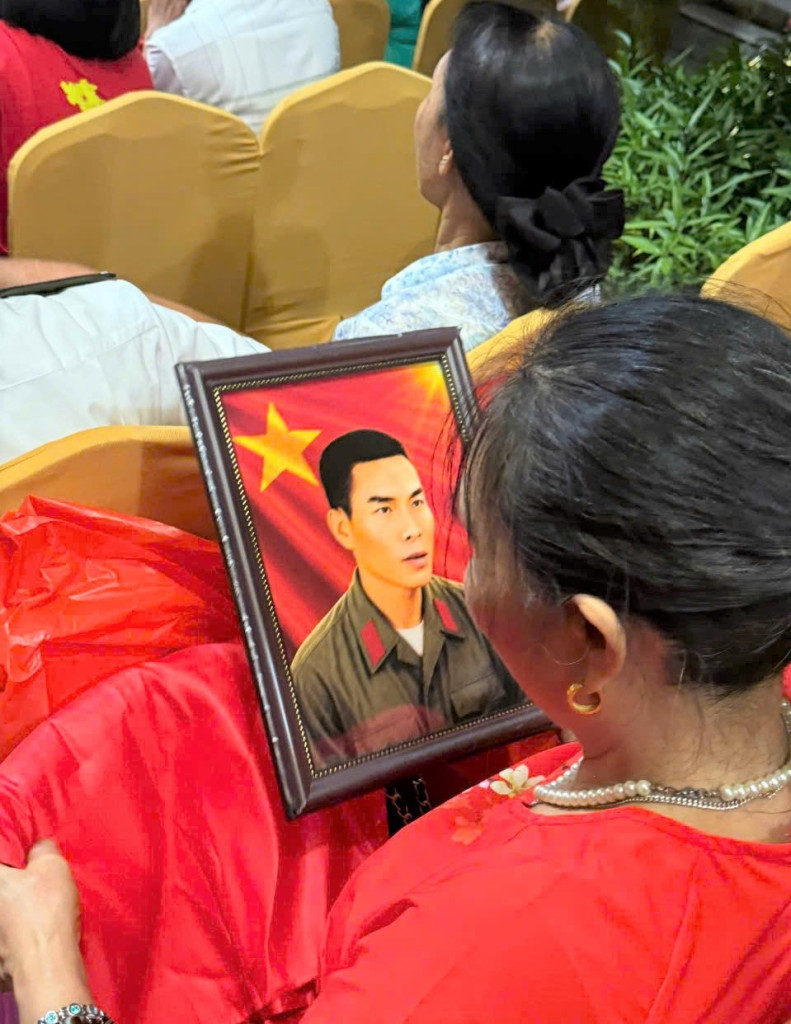 Câu lạc bộ Thiện nguyện Tình bạn Ninh Bình phối hợp với Vietnam mylove thực hiện phục dựng và trao tặng 53 bức ảnh chân dung liệt sĩ (Ảnh: BTC)