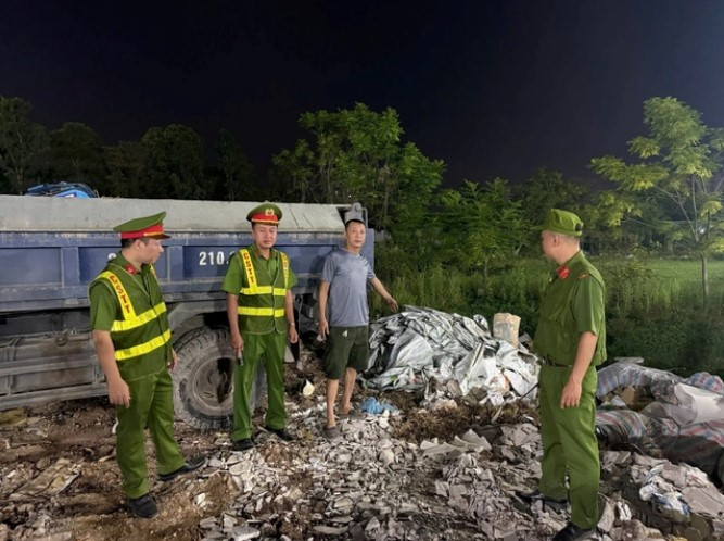 Lực lượng chức năng kiểm tra hiện trường, ngăn chặn hành vi đổ thải trái phép tại khu vực cầu Sông Nhuệ, xã Phượng (Ảnh: CAHN)