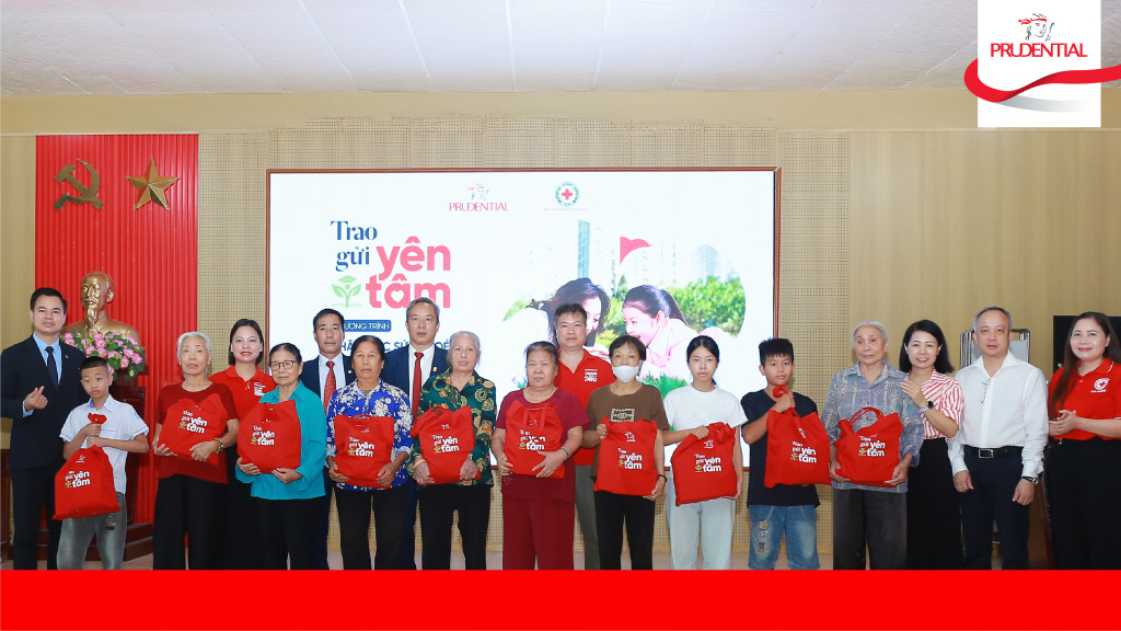 Đại diện Prudential Việt Nam và Hội Chữ thập đỏ địa phương trao các phần quà dinh

dưỡng đến người dân.