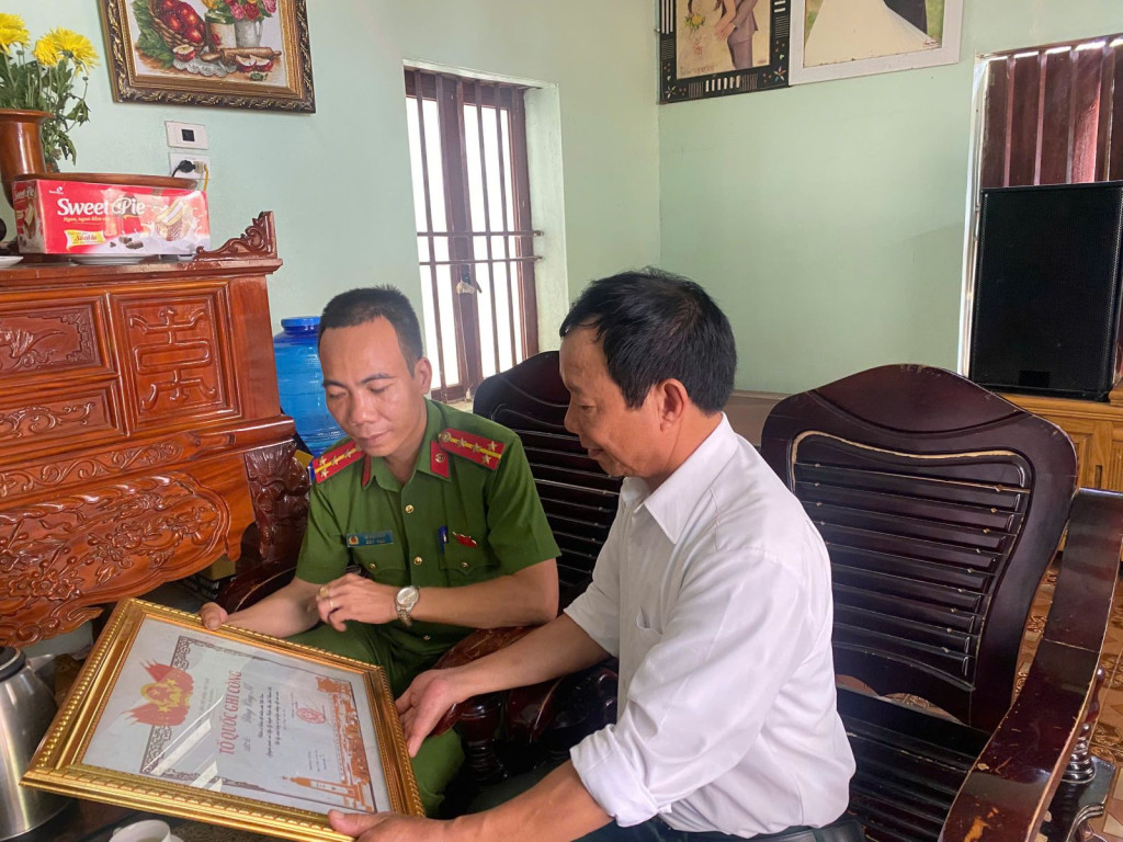 Gia đình liệt sĩ Đặng Công Nễ đón nhận tin vui tìm được hài cốt liệt sĩ nhờ ADN (Ảnh: CATH)