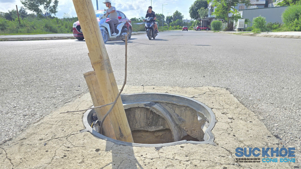 Khu tái định cư 13, phường Hạc Thành với hàng chục hố ga, hố kỹ thuật đường điện bị gãy, vỡ hoặc mất nắp trên nhiều tuyến đường nội khu