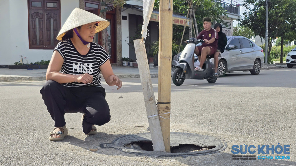 Bà Trịnh Thị H. (47 tuổi), cư dân khu tái định cư 13, cho biết gia đình đã chuyển về sinh sống khoảng 4 năm. Trong suốt thời gian đó, tình trạng nắp hố ga, hố kỹ thuật bị gãy, vỡ diễn ra nhiều lần