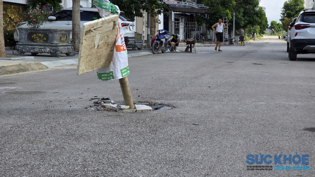 Nhiều hố kỹ thuật sâu khoảng 2 m không còn nắp đậy, chỉ được người dân cắm cây tre hoặc đặt vật cảnh báo để tránh xảy ra tai nạn