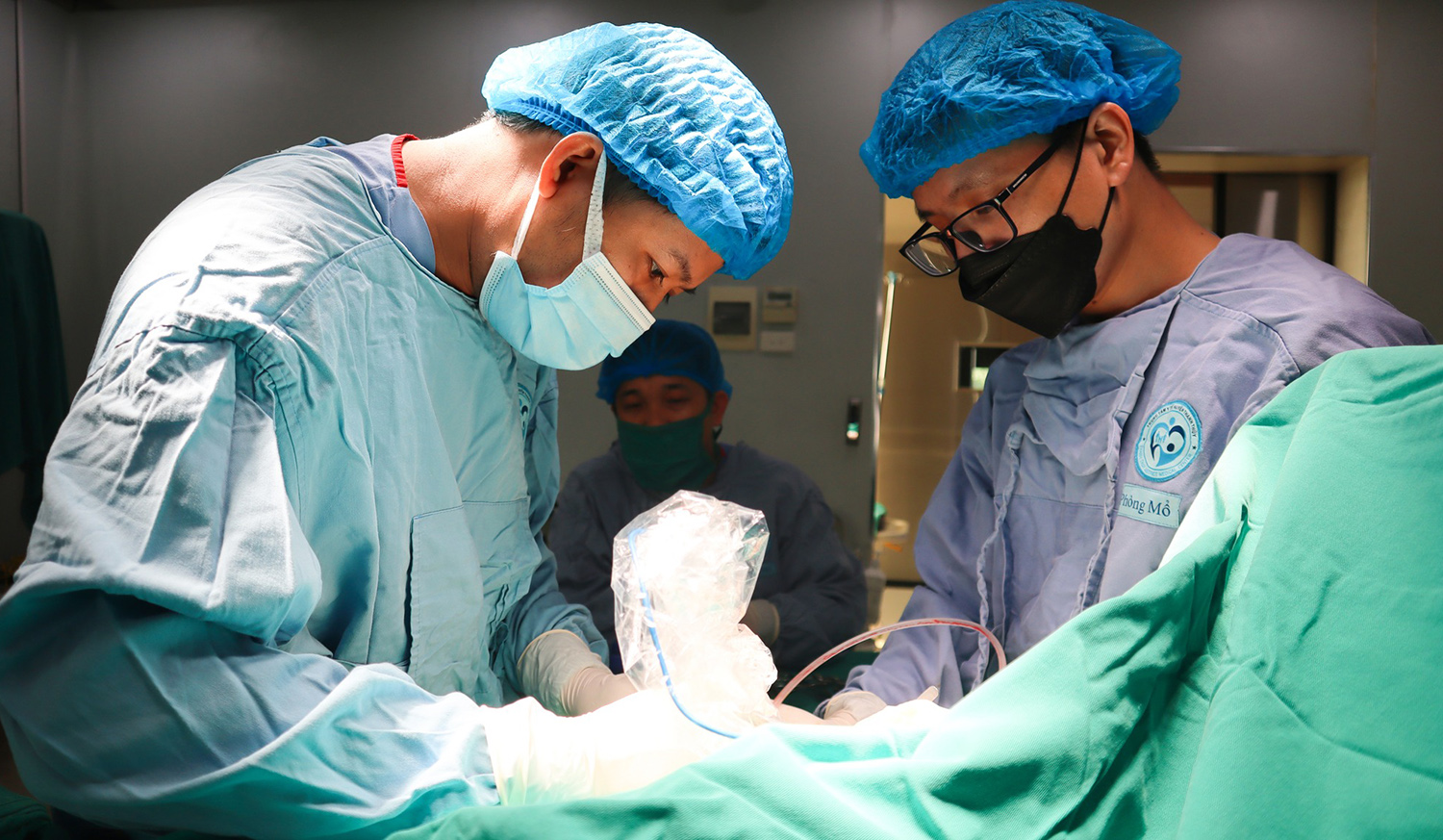 Trung tâm Y tế khu vực Thanh Thủy phẫu thuật thành công cho một bệnh nhi 12 tuổi bị cành cây khô cắm xuyên qua cánh tay phải