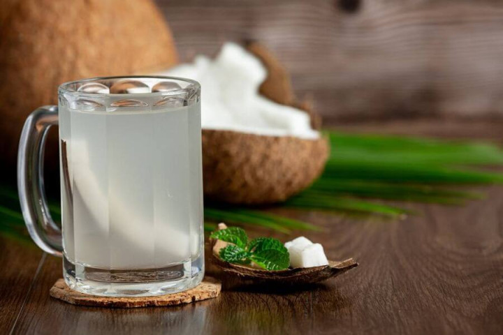 Chơi thể thao nên uống nước gì?