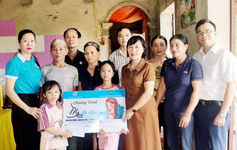 Phú Thọ: Trung tâm Y tế khu vực Tam Nông nhận đỡ đầu 2 trẻ mồ côi có hoàn cảnh đặc biệt khó khăn