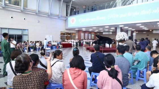 "Mang âm nhạc đến bệnh viện" - món quà chữa lành từ trái tim