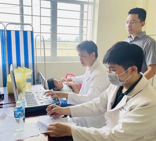 Cần Thơ: Khám và tầm soát tim bẩm sinh cho trẻ em có hoàn cảnh khó khăn ở cù lao Tân Lộc