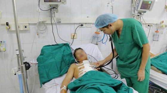 Quảng Ninh: Kíp mổ xuyên đêm cứu sống bệnh nhân bị thương thấu tim