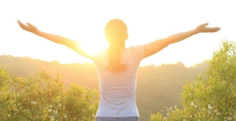 Tắm nắng qua cửa kính có giúp hấp thụ vitamin D cho cơ thể?