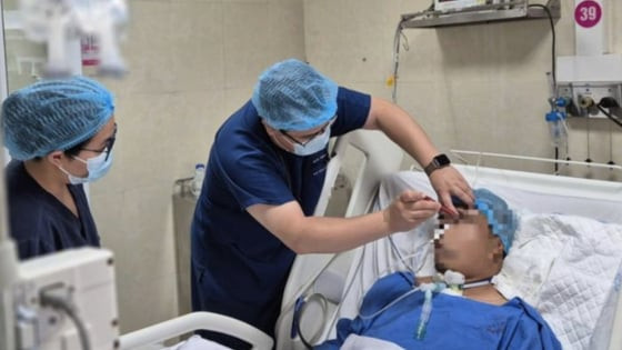 Thứ trưởng Bộ Y tế hỗ trợ cứu người đàn ông nguy kịch trên cầu Nhật Tân