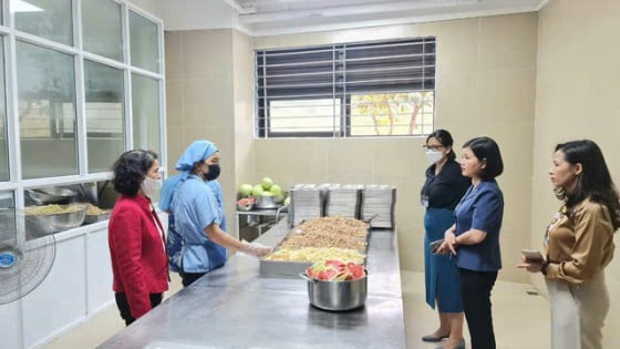 Hà Nội yêu cầu tăng cường kiểm tra đột suất các nhà cung cấp suất ăn bán trú cho học sinh