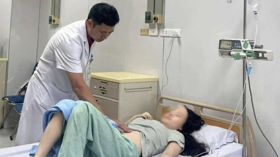 Thức khuya xem điện thoại: Nguy cơ loét và chảy máu dạ dày ở người trẻ