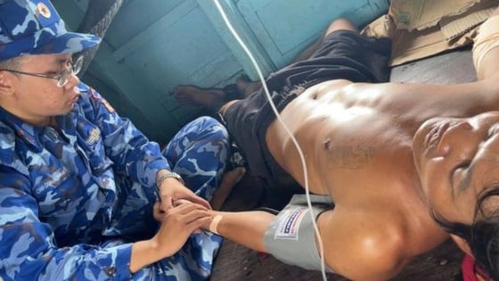 Cấp cứu kịp thời ngư dân bị rắn cắn giữa biển