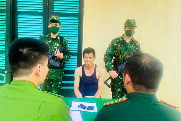 Bắt quả tang người Lào mua bán trái phép chất ma tuý tổng hợp