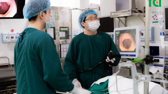 Đau họng, ợ hơi, tức ngực: Người đàn ông ngỡ ngàng phát hiện ung thư đại tràng sớm qua nội soi