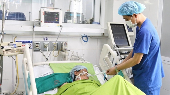 Sốc nhiệt sau khi làm việc dưới nắng nóng nhiều giờ, lời cảnh báo từ chuyên gia