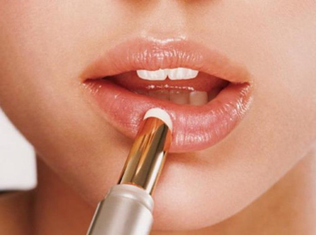 Dùng son nhiều có khiến môi thâm?