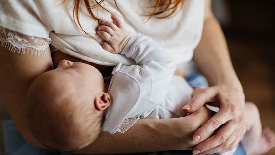 Mẹ bị ngộ độc thực phẩm – Có nên tiếp tục cho con bú?