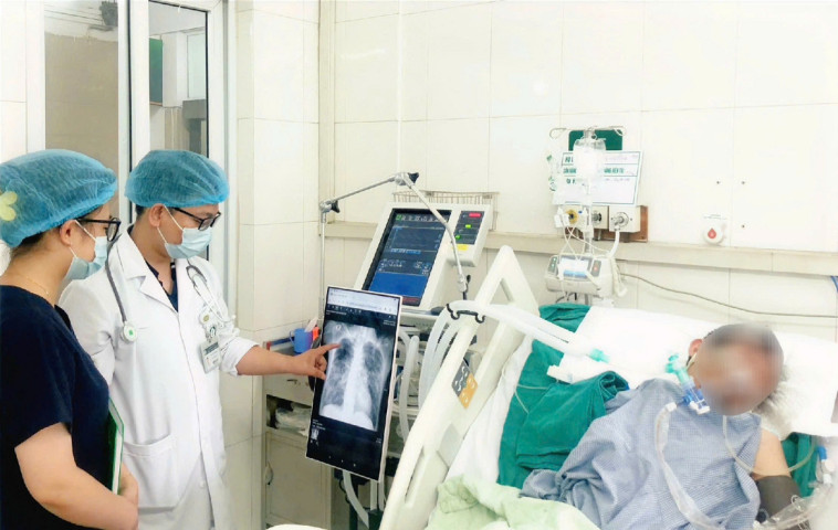 Hà Nội: Điều trị cho 2 nam bệnh nhân nguy kịch, biến chứng nặng do mắc sởi