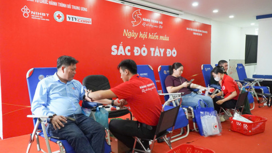 Ngày hội hiến máu "Sắc đỏ Tây Đô 2025", tôn vinh những tấm gương tiêu biểu