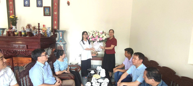 Phú Thọ: Trường THPT Phù Ninh chúc mừng thủ khoa khối B00 toàn tỉnh trong kỳ thi THPT năm 2025