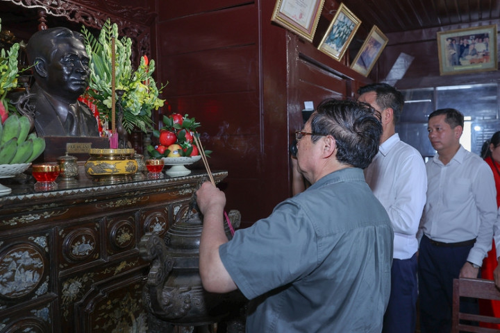 Thủ tướng dâng hương tưởng niệm Tổng Bí thư Lê Duẩn và Đại tướng Nguyễn Chí Thanh