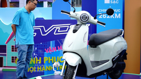 Người dân TP. Hồ Chí Minh chen chân “đổi xe xăng lấy xe điện” tại VinFast Xanh Fest Icon