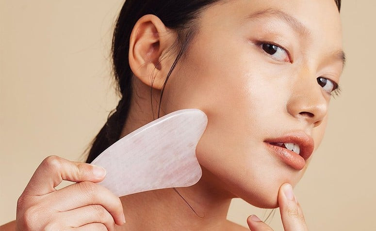 Guasha: Bí quyết massage giúp mặt V-line thon gọn